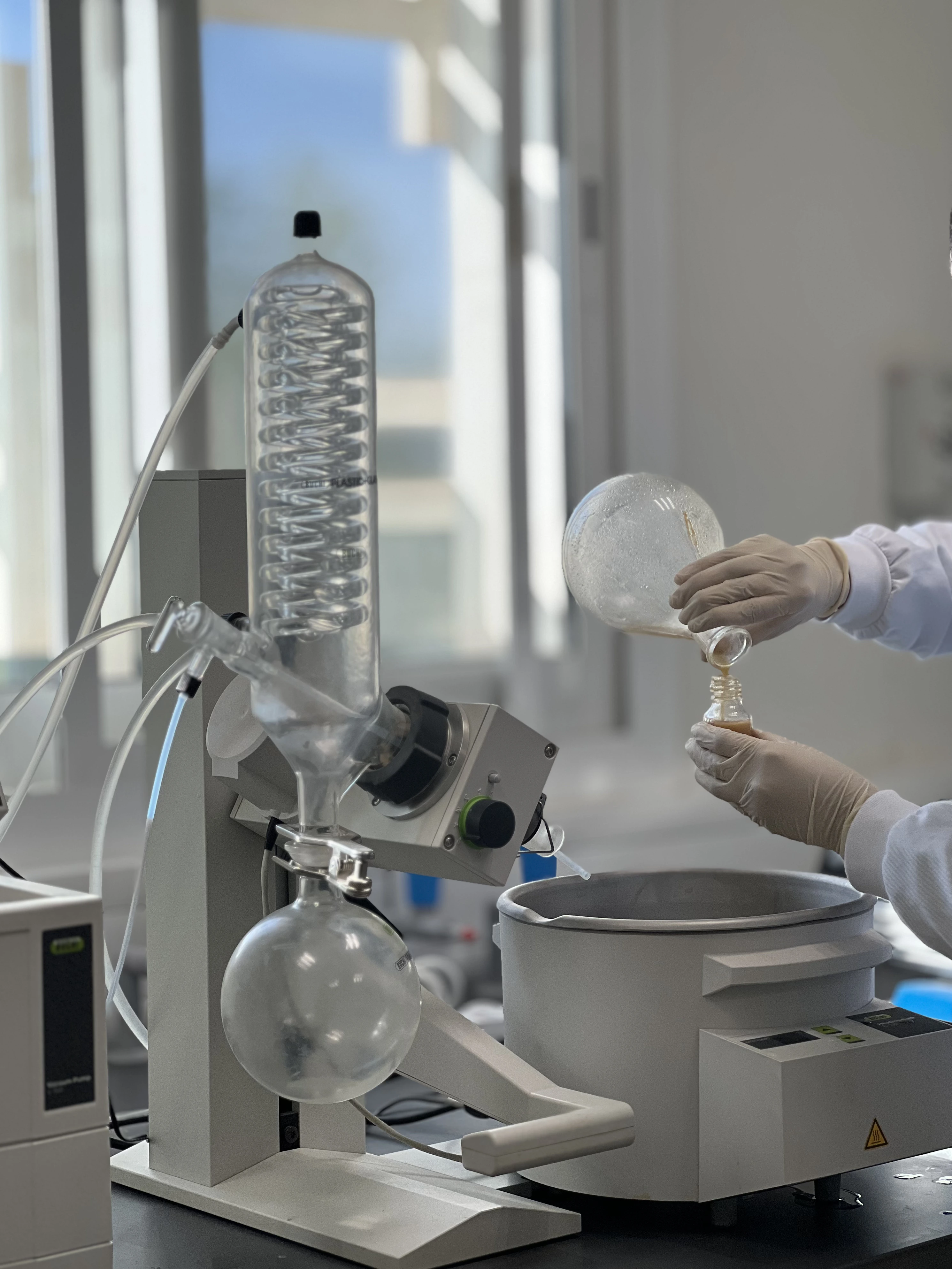 باحث يعمل بالمستخلص